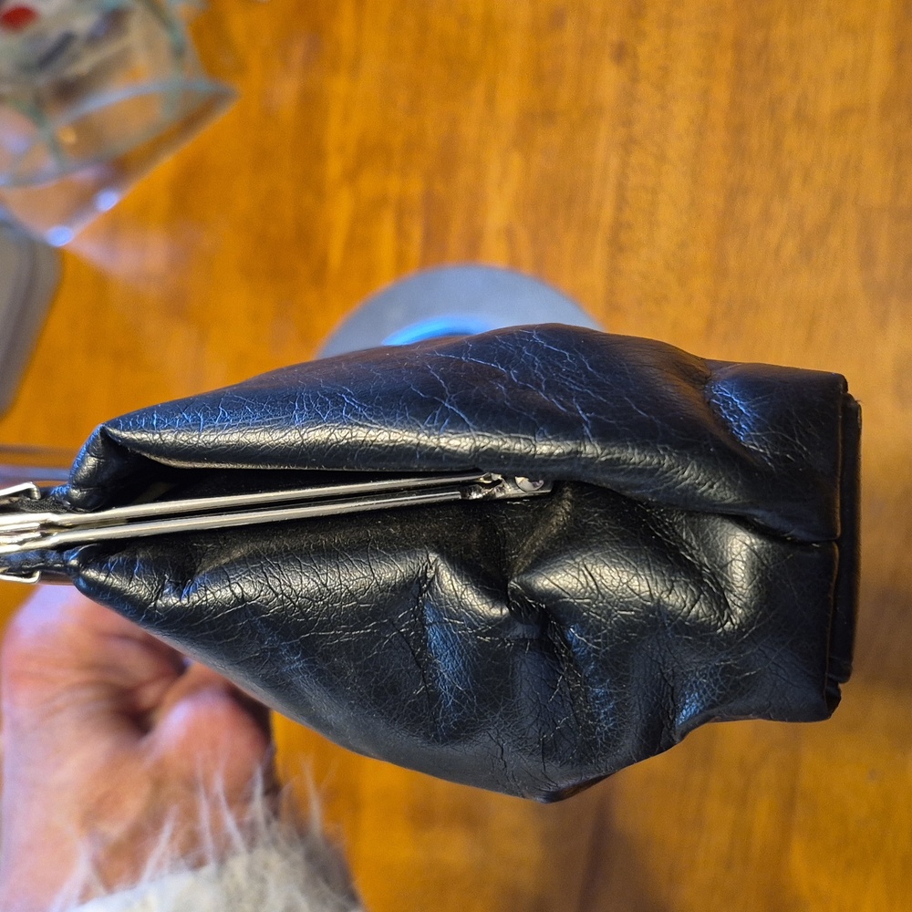 EUC LEATHER CROSSBODY BAG. - Picture 4 of 10